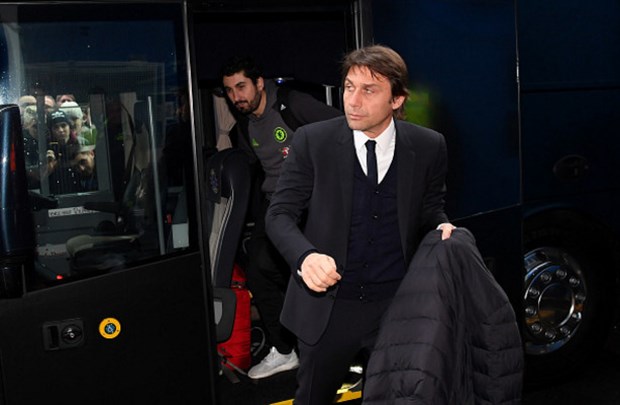 Mặc mưa, fan Chelsea sớm có mặt tại Stamford Bridge để chờ Arsenal - Bóng Đá