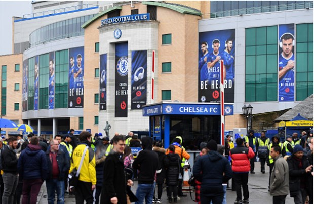 Mặc mưa, fan Chelsea sớm có mặt tại Stamford Bridge để chờ Arsenal - Bóng Đá