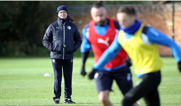 Leicester sắp rơi vào vùng nguy hiểm, Ranieri thất thần trên sân tập - Bóng Đá