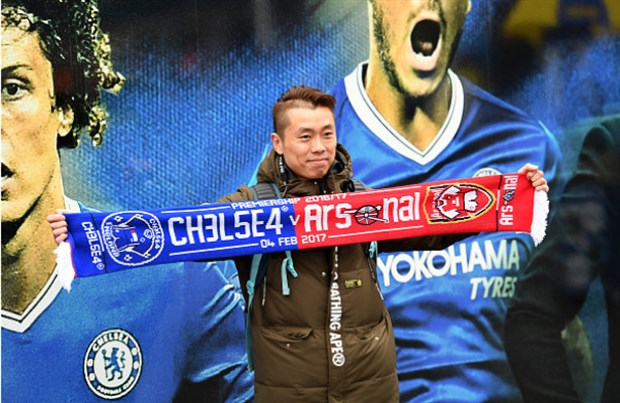 Mặc mưa, fan Chelsea sớm có mặt tại Stamford Bridge để chờ Arsenal - Bóng Đá
