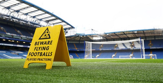 Mặc mưa, fan Chelsea sớm có mặt tại Stamford Bridge để chờ Arsenal - Bóng Đá