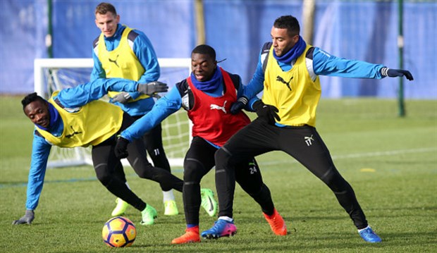 Leicester sắp rơi vào vùng nguy hiểm, Ranieri thất thần trên sân tập - Bóng Đá