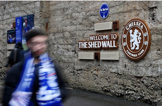 Mặc mưa, fan Chelsea sớm có mặt tại Stamford Bridge để chờ Arsenal - Bóng Đá