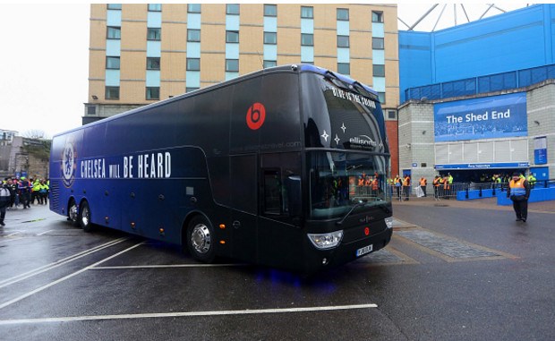 Mặc mưa, fan Chelsea sớm có mặt tại Stamford Bridge để chờ Arsenal - Bóng Đá