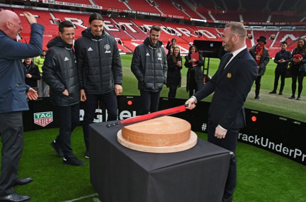 Mourinho mặt 'chù ụ' nhìn học trò quảng bá đồng hồ - Bóng Đá