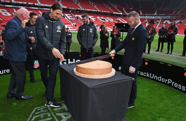 Mourinho mặt 'chù ụ' nhìn học trò quảng bá đồng hồ - Bóng Đá