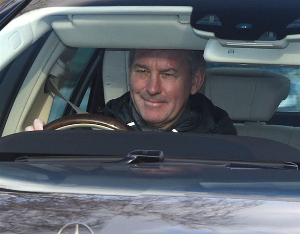 Huyền thoại Bryan Robson đã bị cánh phóng viên phát hiện đang tự mình lái xe đến sân tập Carrington của Quỷ Đỏ cách đây vài giờ.