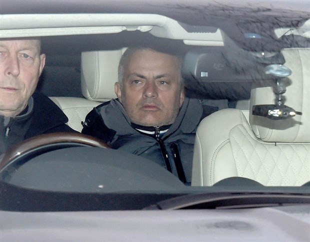 HLV Mourinho cũng nỗ lực tránh những chiếc máy ảnh của giới phóng viên.