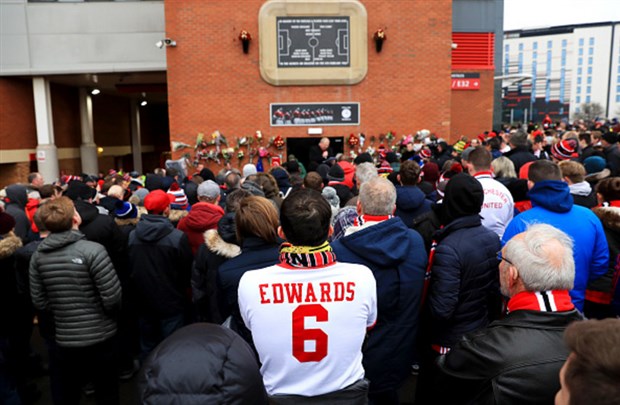 Trước giờ đấu, CĐV Man Utd tụ tập tưởng nhớ 'thảm họa Munich' - Bóng Đá