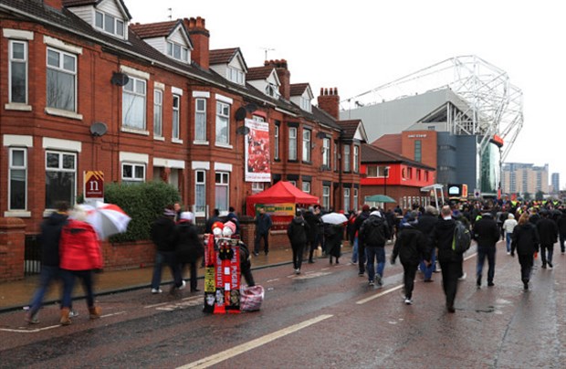 Các CĐV Man Utd và Watford đã tụ họp lại đây để chuẩn bị chứng kiến trận đấu sắp diễn ra.