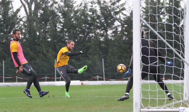 Liệu có phải chiến lược gia người Italia đang lo lắng những phương án chiến thuật bình thường sẽ khó vượt qua được lối chơi phòng ngự dày đặt của đối thủ?