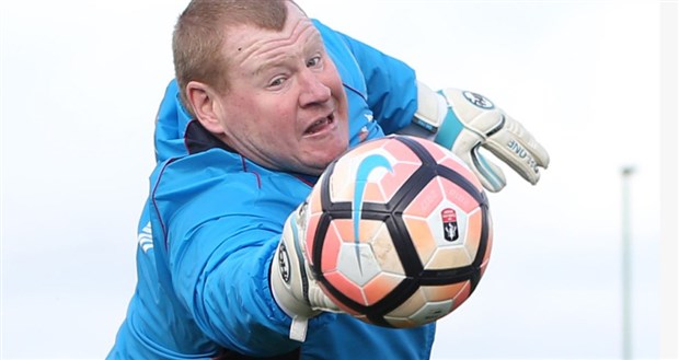 Ngoài đời, Wayne Shaw là một người khá hòa đồng và thân thiện.