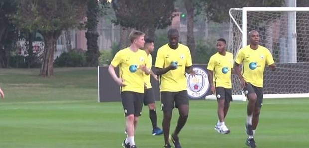 Các thành viên của Man City đã quyết định bay sang Abu Dhabi.
