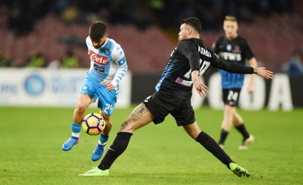 Sau bàn thua, Napoli càng quyết tâm trong việc đẩy cao đội hình dồn ép đối thủ để tìm kiếm bàn thắng.