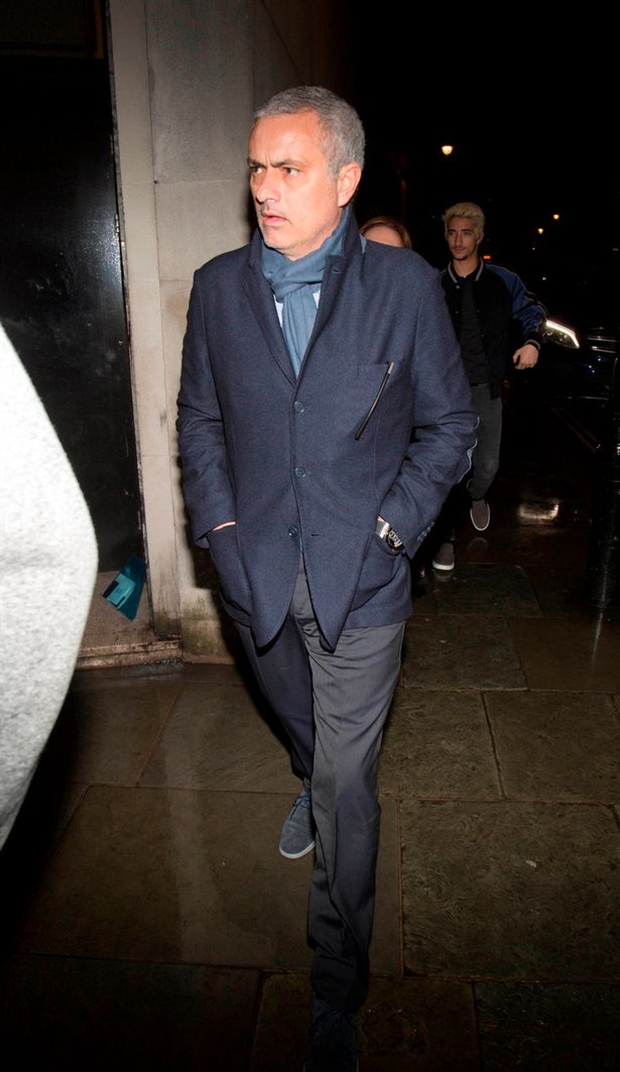 Chùm ảnh: Mourinho lặng lẽ ăn mừng chiếc cúp thứ 2 cùng gia đình - Bóng Đá