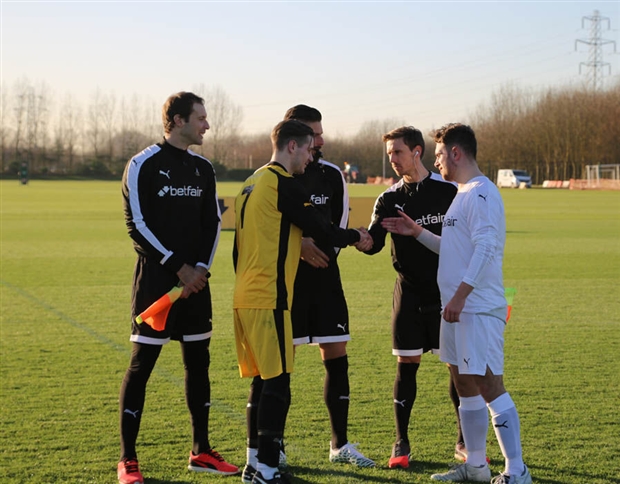 Chùm ảnh: Làm cầu thủ chán chê, Cech và Giroud rủ nhau đi cầm còi - Bóng Đá