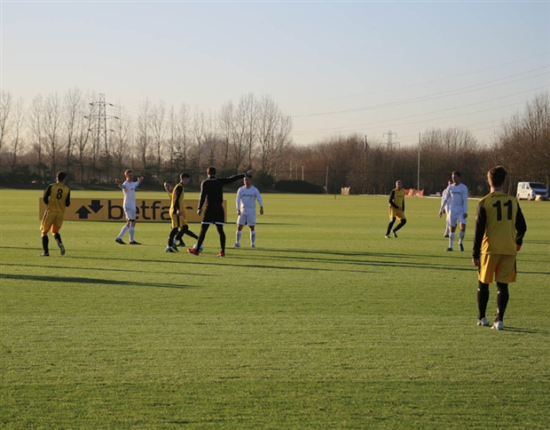Chùm ảnh: Làm cầu thủ chán chê, Cech và Giroud rủ nhau đi cầm còi - Bóng Đá
