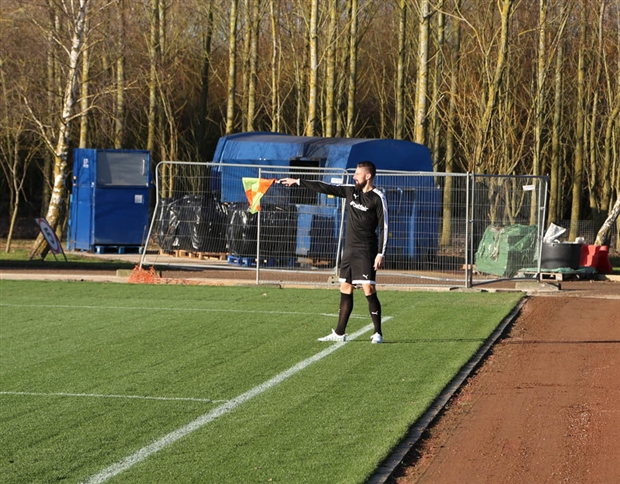 Còn Petr Cech và Nacho Monreal là 2 trọng tài biên.