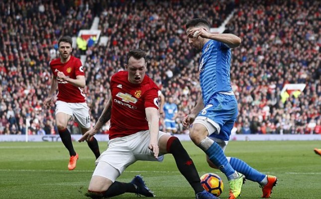 Fan phẫn nộ khi Man Utd quyết giữ danh hiệu 'Chú lục' - Bóng Đá