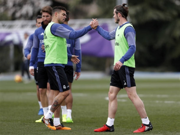 Và lặng lẽ quan sát các đồng đội chuẩn bị cho trận đấu với Eibar.