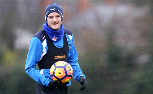 Quyết tâm trở lại, tướng mới bắt cầu thủ Leicester đội mưa tập luyện - Bóng Đá