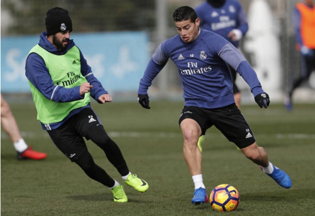 Ronaldo buồn bã nhìn Bale chơi đùa cùng các đồng đội - Bóng Đá