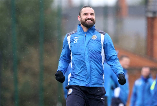Quyết tâm trở lại, tướng mới bắt cầu thủ Leicester đội mưa tập luyện - Bóng Đá