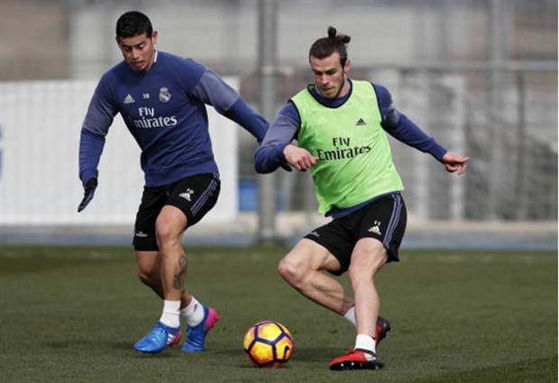 Dù bị treo giò nhưng Bale vẫn có mặt trong buổi tập này của Los Blanco.