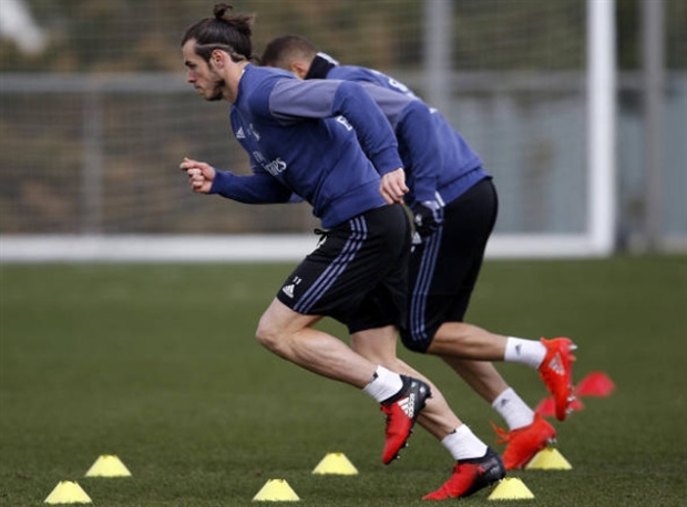 Ronaldo buồn bã nhìn Bale chơi đùa cùng các đồng đội - Bóng Đá