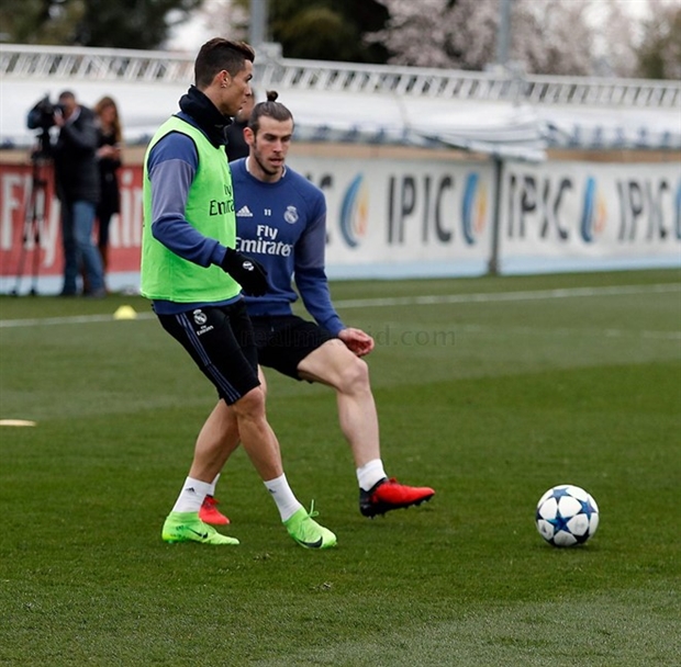 Chùm ảnh: Ronaldo phấn khích khi trở lại tập luyện cùng Real - Bóng Đá