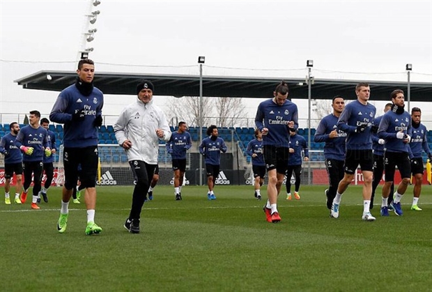 Chùm ảnh: Ronaldo phấn khích khi trở lại tập luyện cùng Real - Bóng Đá