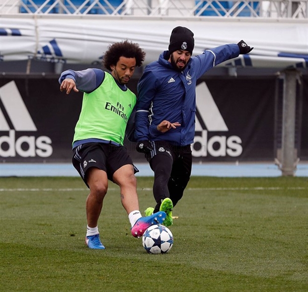 Chùm ảnh: Ronaldo phấn khích khi trở lại tập luyện cùng Real - Bóng Đá