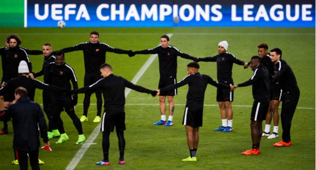 Chùm ảnh: Nối vòng tay lớn, PSG đã sẵn sàng tiễn biệt Barcelona - Bóng Đá