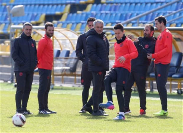 Chùm ảnh: Mourinho soi từng cọng cỏ khi Man Utd vừa tới Nga - Bóng Đá