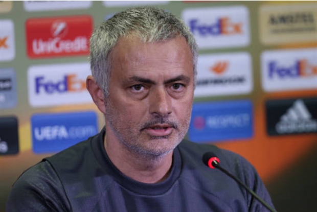 Ông cho rằng mặt sân này có thể gây nên những chấn thương không cần thiết đối với các cầu thủ.