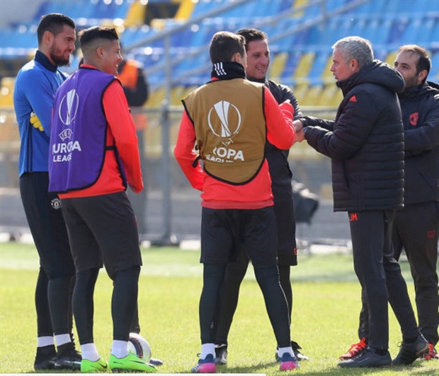 Chùm ảnh: Mourinho soi từng cọng cỏ khi Man Utd vừa tới Nga - Bóng Đá