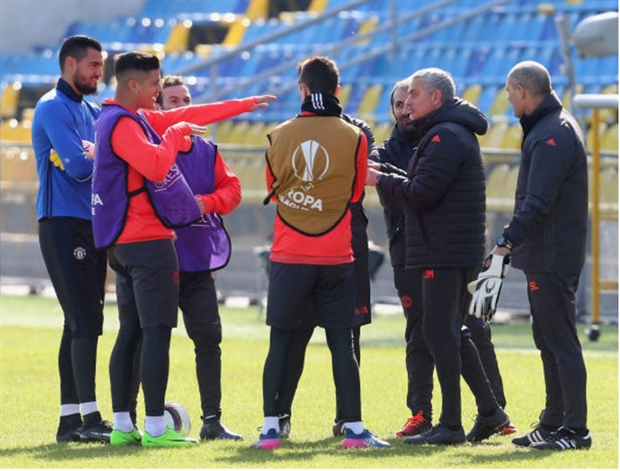 Các cầu thủ của Man Utd cũng không mấy hài lòng khi tập luyện trên sân Olimp-2.