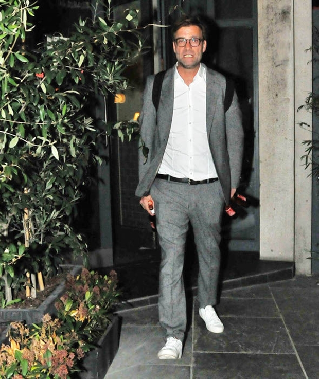 Có vẻ như ông đã có một buổi tối khá 'thoải mái' cùng những người bạn.