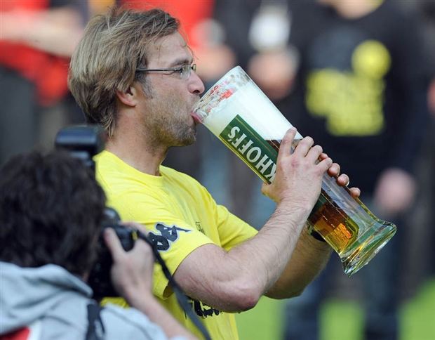 Chùm ảnh: Chia tay bạn bè, Klopp tiếp tục mang bia về nhà - Bóng Đá