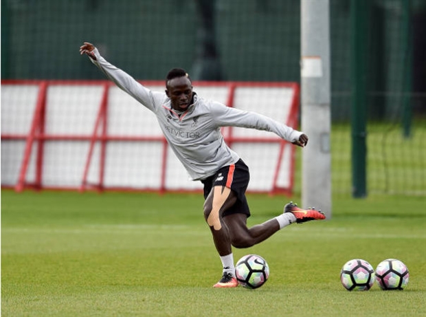 Chùm ảnh: Quyết hạ Burnley, sao Liverpool chăm chỉ luyện Rabona  - Bóng Đá