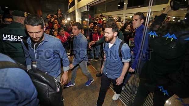 Chùm ảnh: Messi và đồng đội được nghìn người chào đón như anh hùng tại La Coruna  - Bóng Đá