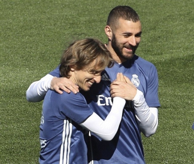 Luka Modric và Karim Benzema cũng tình cảm không kém những người đồng đội.