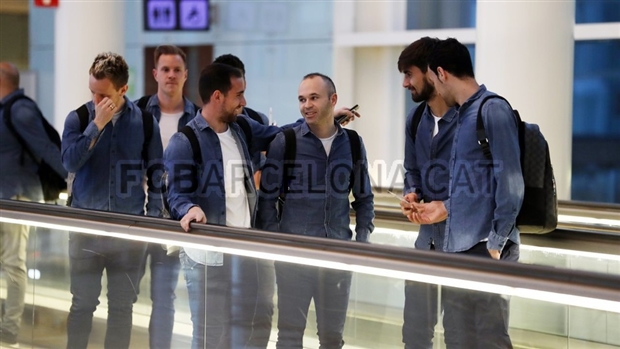 Chùm ảnh: Messi và đồng đội được nghìn người chào đón như anh hùng tại La Coruna  - Bóng Đá