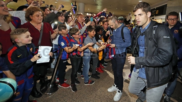 Chùm ảnh: Messi và đồng đội được nghìn người chào đón như anh hùng tại La Coruna  - Bóng Đá