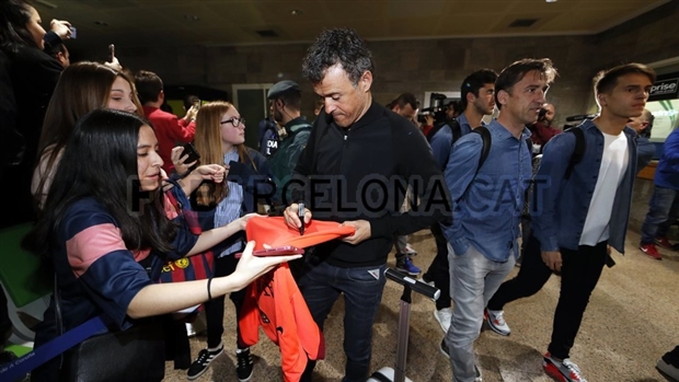 Chùm ảnh: Messi và đồng đội được nghìn người chào đón như anh hùng tại La Coruna  - Bóng Đá