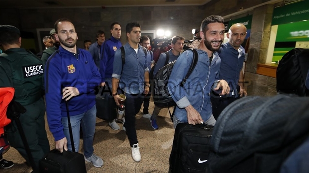 Chùm ảnh: Messi và đồng đội được nghìn người chào đón như anh hùng tại La Coruna  - Bóng Đá