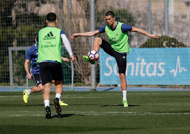 Chùm ảnh: Bale thích thú khi được Ronaldo đích thân massage  - Bóng Đá