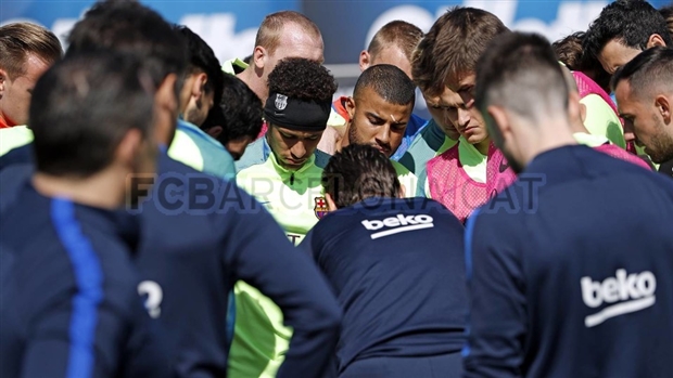 Messi phấn khích bên cạnh quả bóng khổng lồ  - Bóng Đá