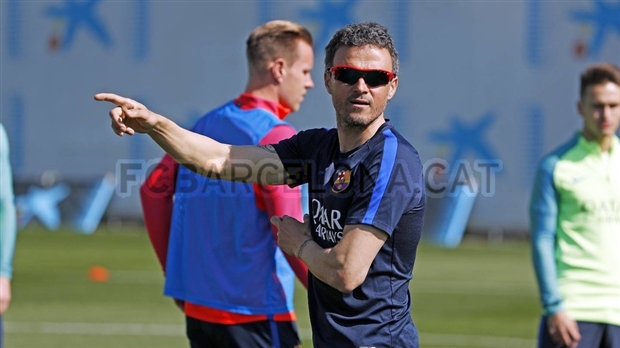 Messi phấn khích bên cạnh quả bóng khổng lồ  - Bóng Đá