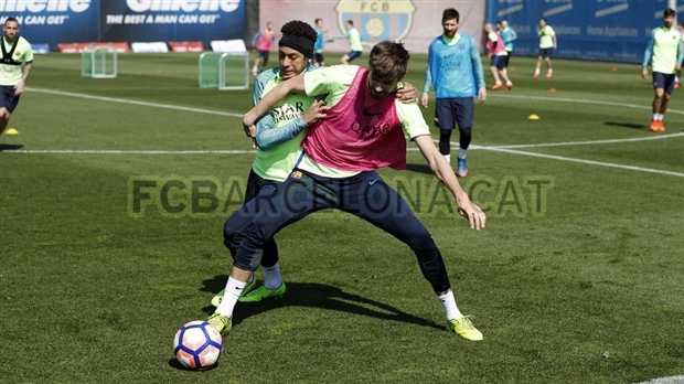 Messi phấn khích bên cạnh quả bóng khổng lồ  - Bóng Đá